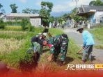 Kerja bakti pembersihan selokan di kanan kiri jalan sepanjang Kerja bakti pembersihan selokan di kanan kiri jalan sepanjang