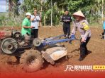 Foto: Kapolres Sumenep, AKBP Henri Noveri Santoso, saat membajak lahan untuk tanaman jagung, @by_reportasenews.net