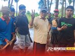 Foto: Kahar, seorang kepala tukang yang dikenal luas di wilayah Kecamatan Ganding bersama para pekerja lainnya siap menangkan Fauzi Imam Hasyim, @by_reportasenews.net Foto: Kahar, seorang kepala tukang yang dikenal luas di wilayah Kecamatan Ganding bersama para pekerja lainnya siap menangkan Fauzi Imam Hasyim, @by_reportasenews.net