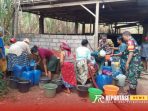 Melaksanakan penyaluran bantuan air bersih bantuan dari PT Mustikatama