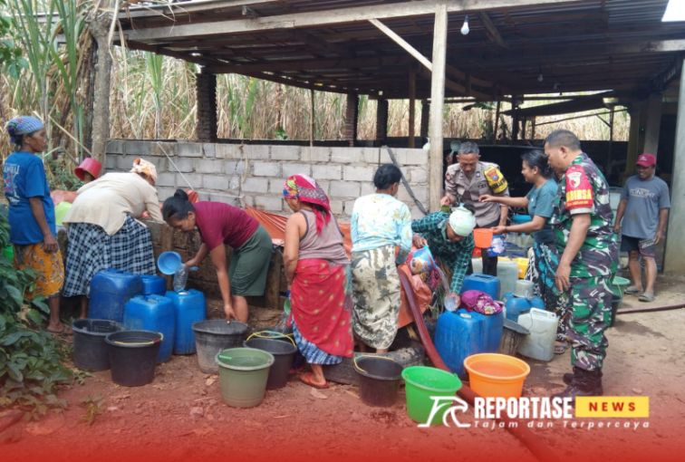 Melaksanakan penyaluran bantuan air bersih bantuan dari PT Mustikatama