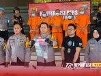 Foto: Lima pelaku kasus tindak pidana perjudian jenis kartu bingo di halaman sebuah rumah di Dusun Ares Laok, Desa Totosan, @by_reportasenews.net Foto: Lima pelaku kasus tindak pidana perjudian jenis kartu bingo di halaman sebuah rumah di Dusun Ares Laok, Desa Totosan, @by_reportasenews.net