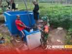 Babinsa mendampingi pemasangan solar panel untuk sumur
