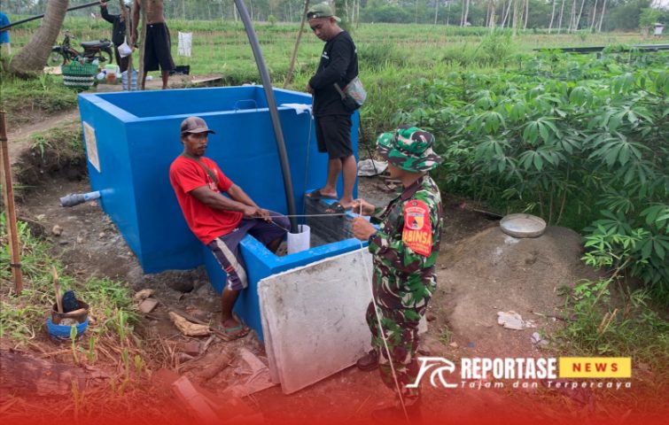 Babinsa mendampingi pemasangan solar panel untuk sumur