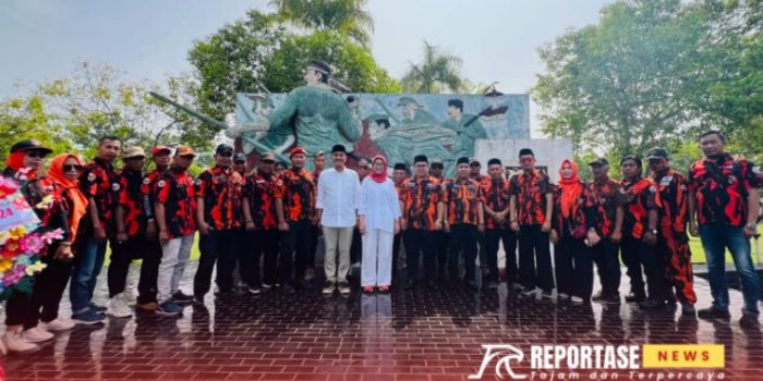 Bunda Indah - Mas Yudha peringati hari pahlawan berziarah ke Taman Makam Pahlawan (TMP) Lumajang