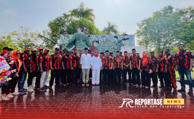 Bunda Indah - Mas Yudha peringati hari pahlawan berziarah ke Taman Makam Pahlawan (TMP) Lumajang