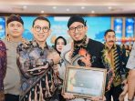 Bupati Sumenep, Achmad Fauzi Wongsojudo, menerima penghargaan dari Sekretariat Nasional Perkerisan Indonesia (SNKI) sebagai Tokoh Inspiratif dalam pelestarian budaya keris. Bupati Sumenep, Achmad Fauzi Wongsojudo, menerima penghargaan dari Sekretariat Nasional Perkerisan Indonesia (SNKI) sebagai Tokoh Inspiratif dalam pelestarian budaya keris.