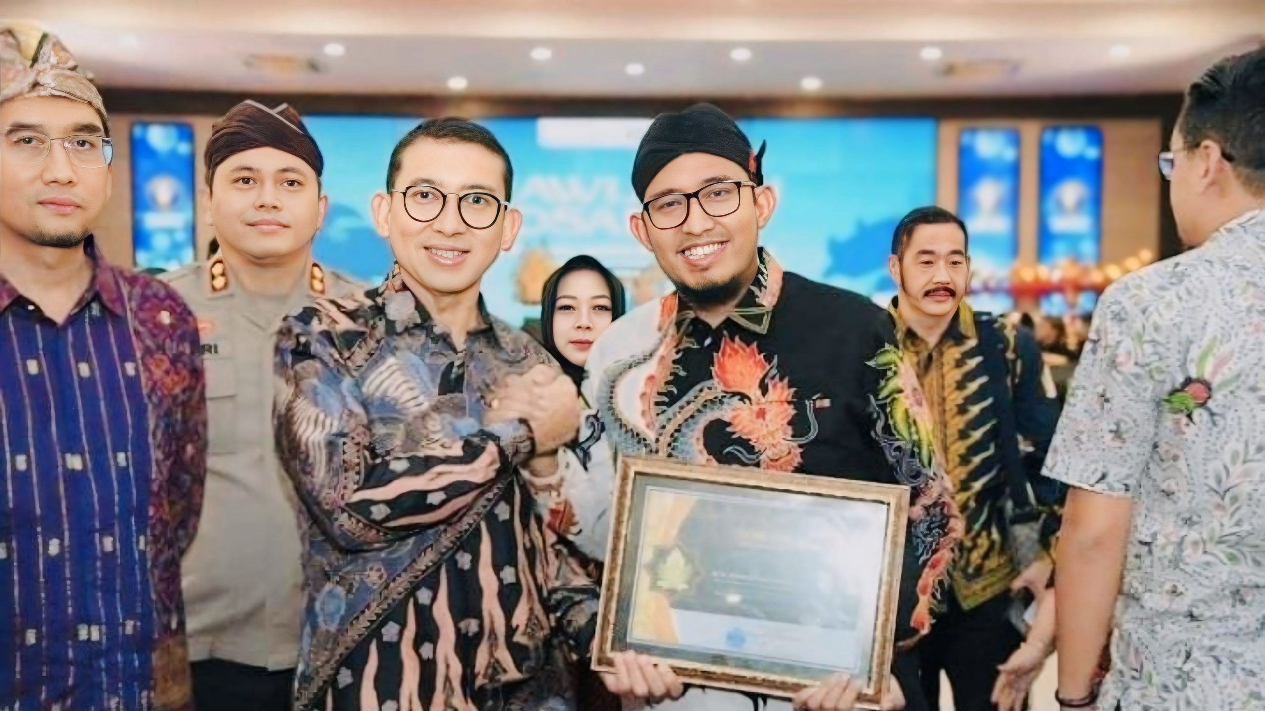 Bupati Sumenep, Achmad Fauzi Wongsojudo, menerima penghargaan dari Sekretariat Nasional Perkerisan Indonesia (SNKI) sebagai Tokoh Inspiratif dalam pelestarian budaya keris.